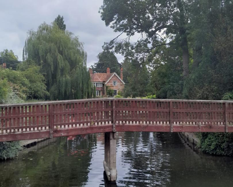 waterside house in goring 