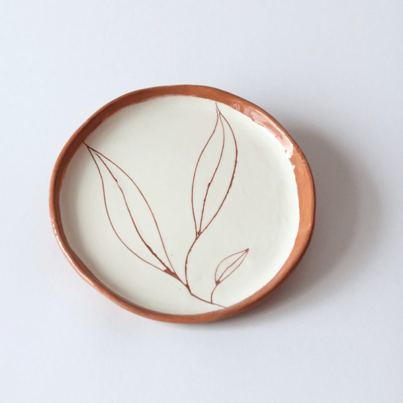 Ceramic dish with leaves drawing