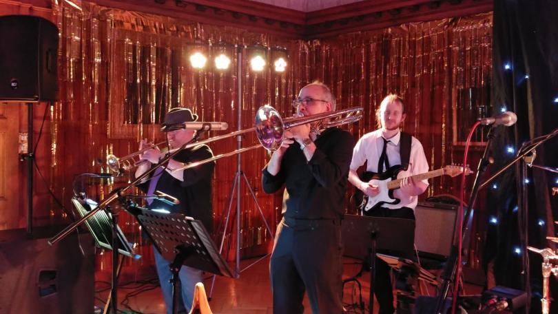 The image shows The Chain Gang performing on stage at The Jazz Café in Reading.