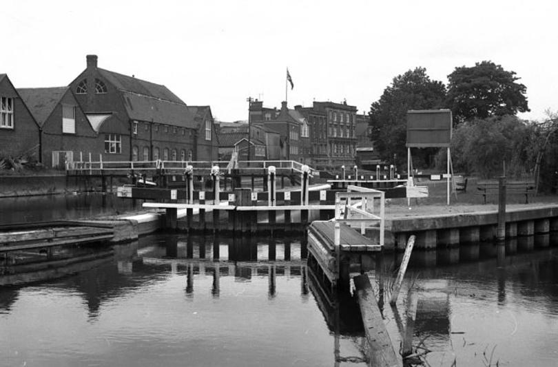County Lock, River Kennet, Reading with Simonds brewery buildings in background