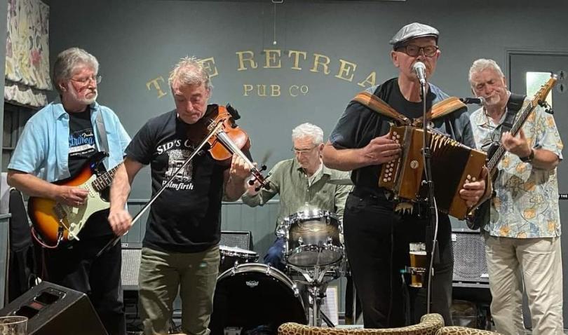 Folk ban HybridPIG on stage at the Retreat