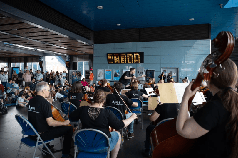 Aldworth Philharmonic Orchestra performs at Reading Station