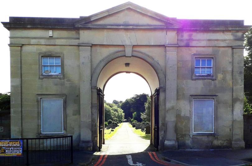 the gateway to Reading's old cemetery on London Road