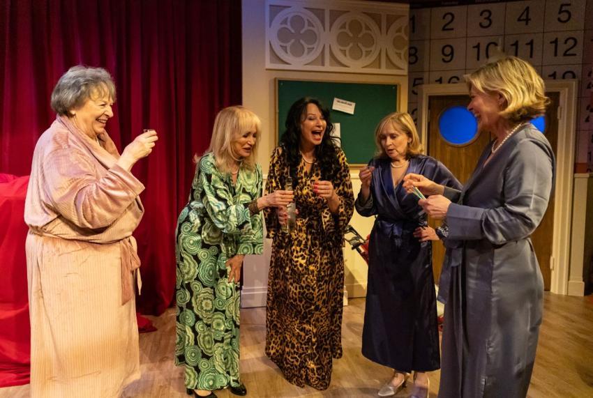 Photo of cast in Calendar Girls