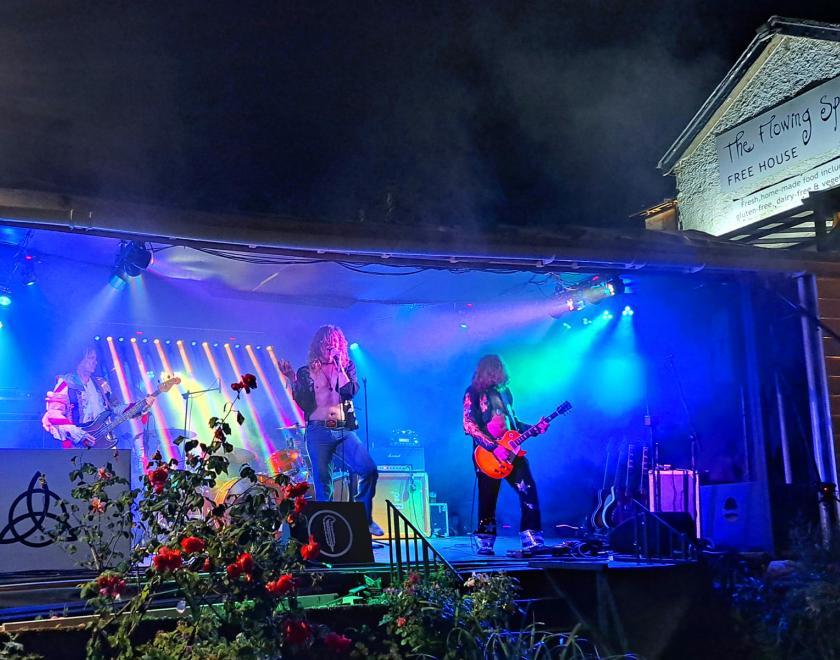 Live music all year round at The Flowing Spring, Oxfordshire