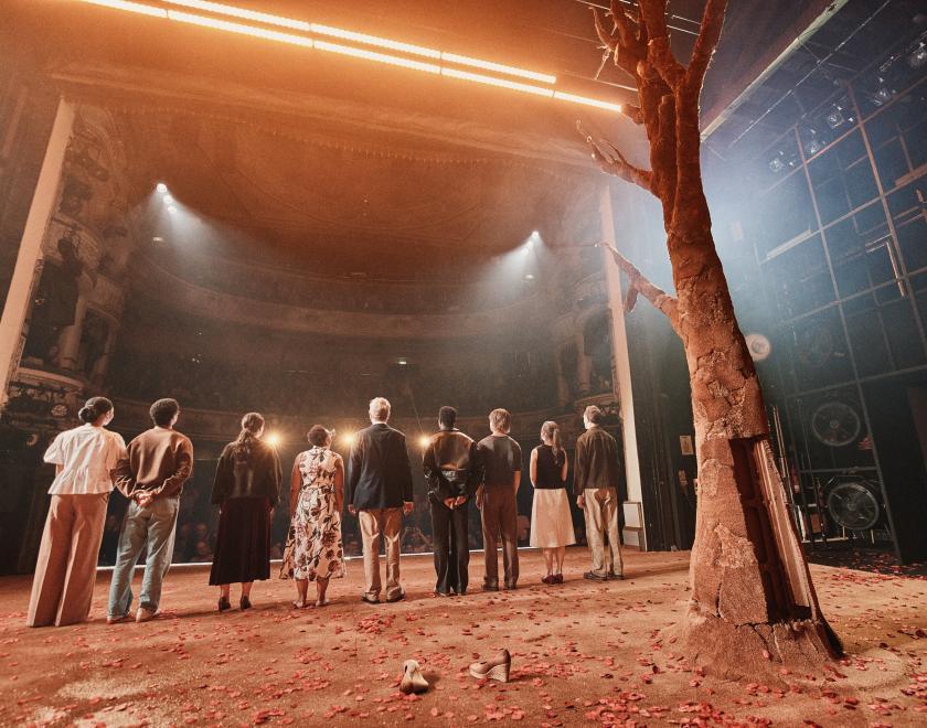 Cast on stage (credit Emilio Madrid)