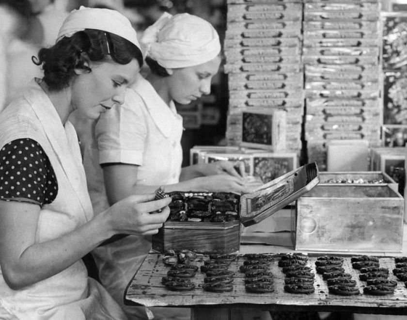 Women packing biscuits at Hand P Nov 1935 - Image Mirrorpix