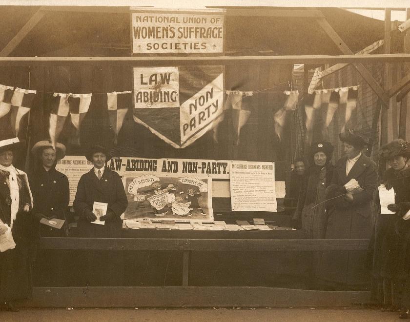 1920- Wiki- Suffrage-Pilgrims-NUWSS-Stall-Photo