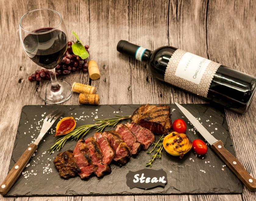 Tasting wines and beers with steak 