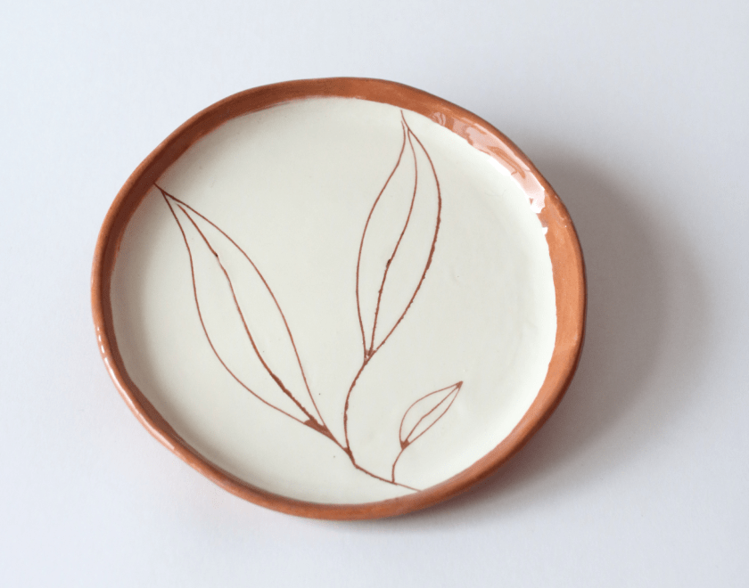 Ceramic dish with leaves drawing