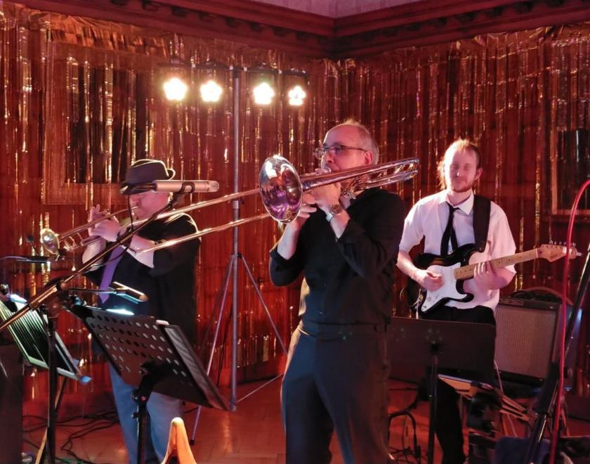 The image shows The Chain Gang performing on stage at The Jazz Café in Reading.