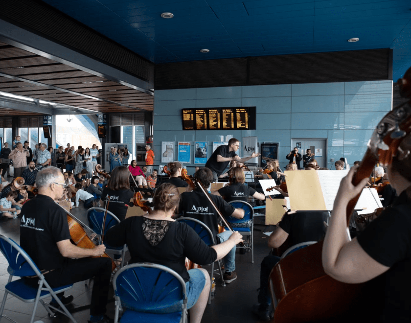 Aldworth Philharmonic Orchestra performs at Reading Station