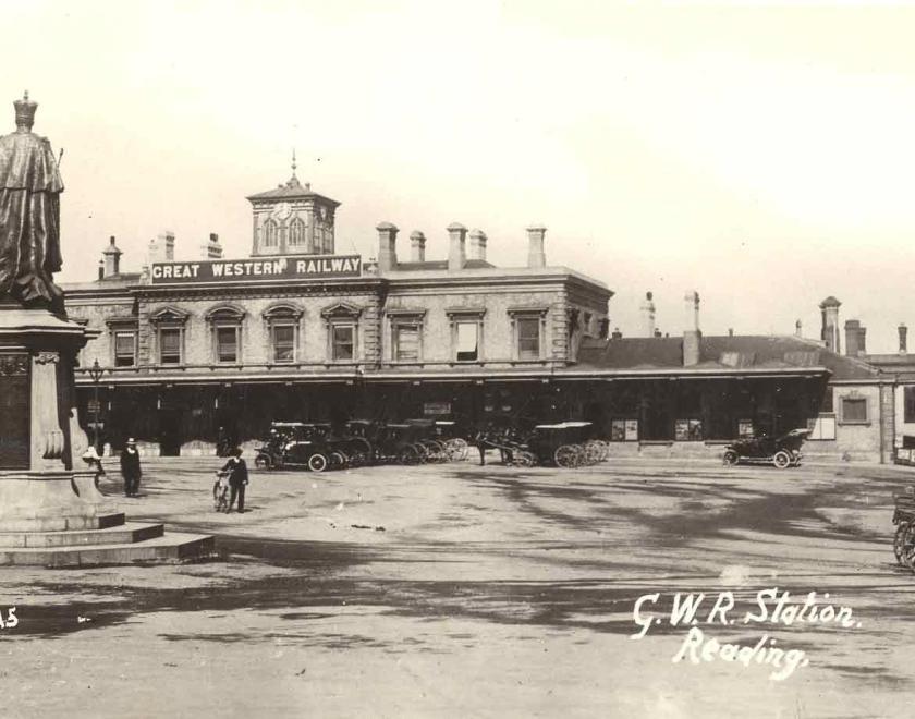 Black and white photograph of Reading Station in the 1900's