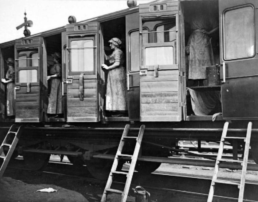 women at work on a train during the First World War